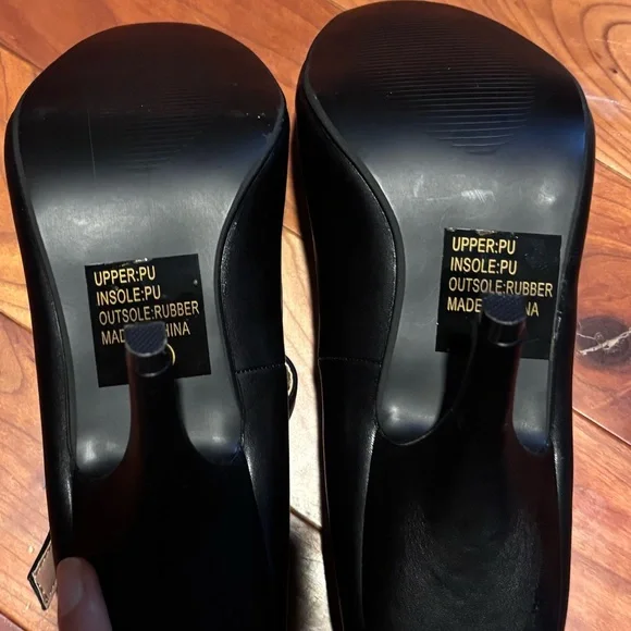 Journee Collection Black T-Strap Heels - Picture 5 of 7